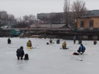 Окруженные водой на тонком льду таганрогские рыбаки охотились за мизинчиковой тараночкой 