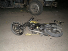 На трассе Ростов-Таганрог  водитель мотоцикла столкнулся с припаркованным «КамАЗом»