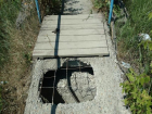 По дырявому мостику вынуждены ходить домой местные жители под Таганрогом