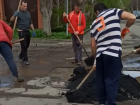 В Таганроге после дождя «отмывают» асфальт в лужах