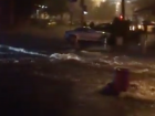 В Ростове -на-Дону девочку потоком воды затянуло под автомобиль