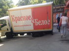 Преисподняя хочет выпить - в Таганроге просел в асфальт грузовик сети алкомаркетов