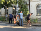 Чистота к 1 сентября: в Таганроге масштабный субботник охватил школу №9 и историческую Греческую улицу