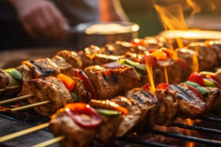 Шашлык без вреда: как выбрать мясо, уголь и маринад, чтобы майские прошли с пользой