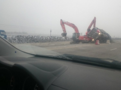 На трассе под Таганрогом сдуло грузовик