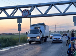 Арку в Михайловке продолжают брать на таран 