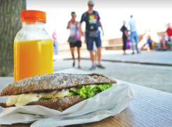 Вода, чай, кофе: что будет, если запивать еду — объяснил таганрогский медик