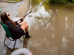 Рыбалку у лужи устроила таганроженка в Военном городке