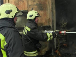 Пожарные Таганрога спасли человека из горящего столярного цеха