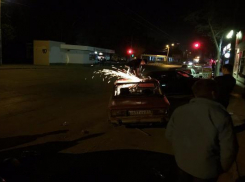 В Таганроге молодые люди «болгаркой» изуродовали брошенный автомобиль