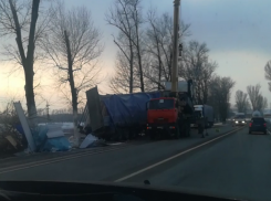 Фура со стройматериалами потерпела аварию под Таганрогом