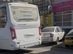 «Зла и нервов не хватает»: таганрогские водители ремонтируют дороги за свой счёт