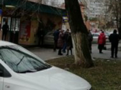 Автохамы, не робея и не краснея, паркуются на тротуарах Таганрога