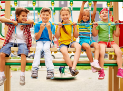 Юные таганрожцы принимают поздравления в этот день