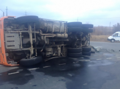 Под Таганрогом неравнодушные автолюбители спасли водителя перевернувшегося КамАЗ 