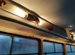 Таганрожцы ездят в трамваях с оголенными проводами и дырявым салоном