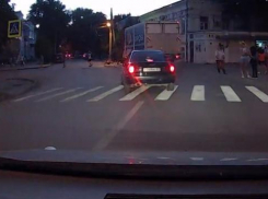 Мамочка-камикадзе с коляской попала на камеру видеорегистратора автолюбителя в Таганроге