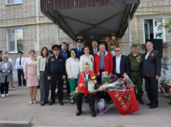 В Таганроге поздравили ветерана Юрия Бородиенко концертом под окнами его дома 