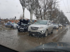 В Таганроге водитель не пропустил автомобиль и столкнулся с ним