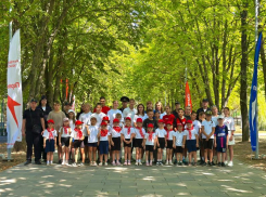 «Зарядка со стражем порядка» объединила таганрожцев в Приморском парке