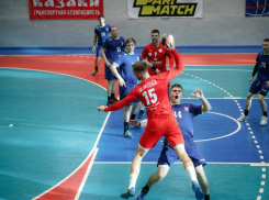 Таганрогские гандболисты одержали победу в матче Суперлиги