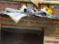 Почему двор-помойка преобразился: в Таганроге начали уборку вокруг дома с заброшенным офисом странного фонда