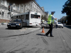В донской столице автобус с пассажирами протаранил пять легковушек