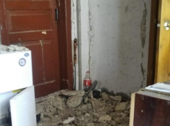 В доме №33 по пер. Украинскому потолок всё-таки рухнул 