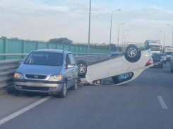 На трассе под Таганрогом перевернулся автомобиль 