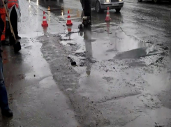 «Что мне дождик проливной?»: дороги в Таганроге кладут в непогоду