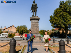 В честь дня города Таганрога к памятнику Петру I возложили цветы