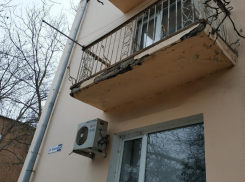 Таганроженка предупреждает – с балкона по улице Чехова сыпятся куски
