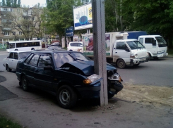 В Таганроге на привокзальной площади «Лада» врезалась в столб