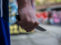 25-летний житель Покровского порезал женщину и участкового и пытался ручкой проткнуть следователя