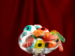 В Таганроге, как и во всей России, предлагают запретить продажу сладостей в алкогольных магазинах