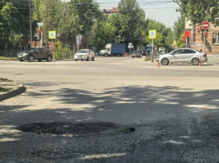 «В зад чуть не прилетел»: ещё одна коварная яма грозит авариями водителям Таганрога