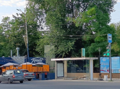 Бессовестные вандалы испортили остановку в Таганроге 