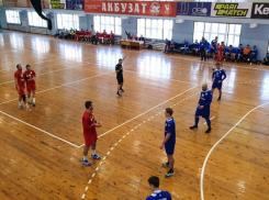 Таганрогская гандбольная команда «Донские казаки ЮФУ» обыграла в Уфе местную команду «Акбузат»