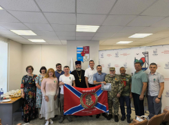 Медали привезли с передовой: российские военные наградили таганрогских волонтёров