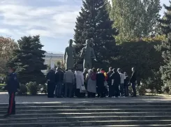 108 лет комсомолу: в Таганроге ветераны ВЛКСМ встретились у «Клятвы юности»