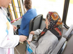 Пенсионерам Таганрога необходимо заменить именные талоны для проезда