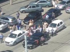 В Таганроге свадьба пела, плясала, проезду мешала