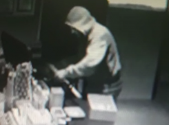 На видео попал неизвестный, ограбивший три магазина за ночь в Таганроге 