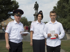 Первые паспорта юным таганрожцам вручили у памятника Петру I