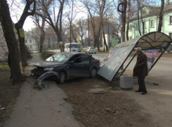  Автомобиль Ford  проехался по Бабушкина таким образом, что снес остановку