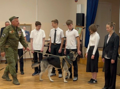 Учеников Донской гимназии посетил казак-ветеран с боевым псом