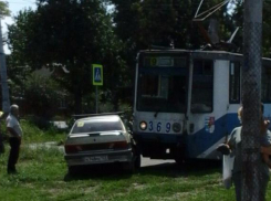 В Таганроге трамвай взяв на таран легковушку протащил ее по путям