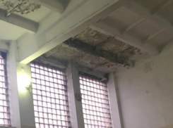 Прогнивший потолок грозит обрушиться на головы детей в школе Таганрога