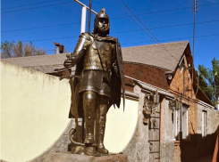 Самодельный памятник «Русичу» появился в Таганроге 