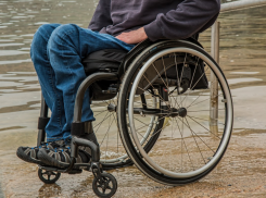 Таганрогским инвалидам предложили забирать их костыли и коляски в Ростове